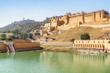 Jaipur, Hindistan'daki Amer Kalesi ve Maota Gölü