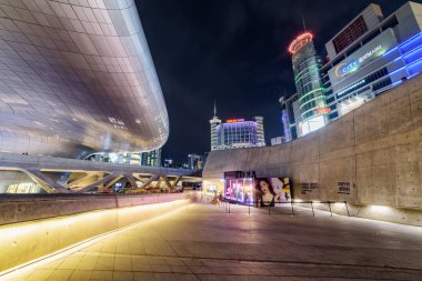 Seul'deki Dongdaemun Design Plaza'nın manzara gece manzarası