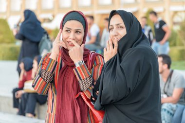 İsfahan, İran'da iki güzel gülümseyen İranlı kadının portresi