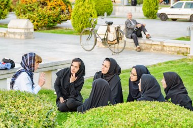 Pretty İranlı kadın kadın yabancı turist konuşmasını dinlerken