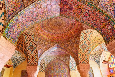 Nasır al-Mulk Camii içinde tonoz tavan Muhteşem görünümü