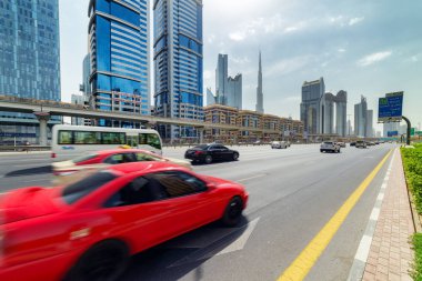 Dubai şehir merkezinde Şeyh Zayed Road muhteşem görünümü