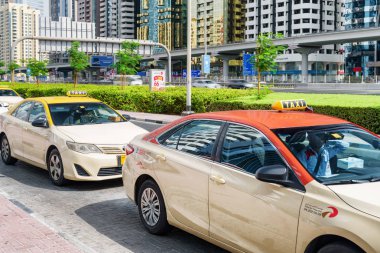 Dubai şehir merkezinde park edilmiş taksiler. Birleşik Arap Emirlikleri
