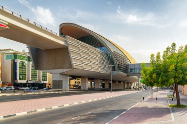 Dubai, Bae'deki Adcb Metro İstasyonu'nun manzara görünümü