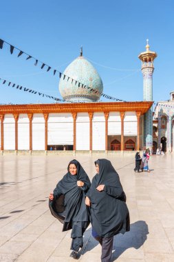 Şah Çeragh Camii'nin avlusuna iki İranlı kadın geçti