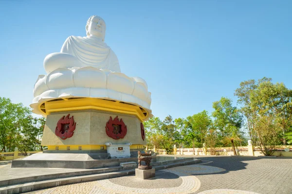 Úžasný pohled na obří bílou sochu Buddhy, Nha Trang, Vietnam — Stock fotografie