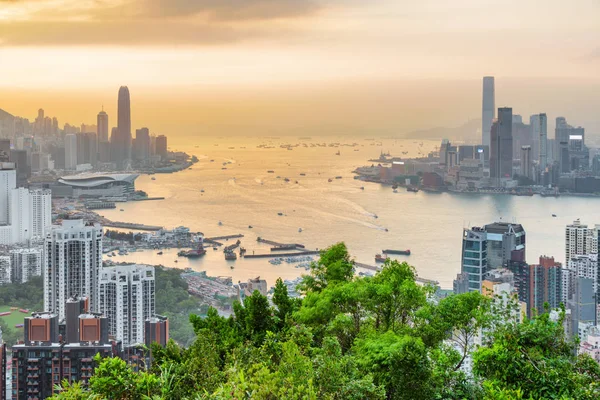 Félelmetes kilátás Hong Kong Skyline napnyugtakor — Stock Fotó