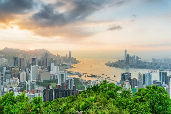 Gyönyörű kilátás Hong Kong Skyline naplementekor — Stock Fotó