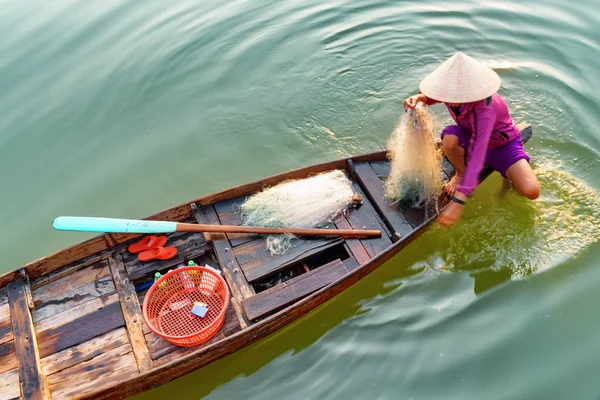 Closeup view of Vietnamese woman checking her fishing net, Hoian — Stock Photo, Image