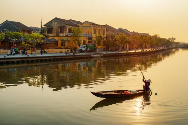 Impresionante vista de la mujer vietnamita en barco al amanecer, Hoian — Foto de Stock