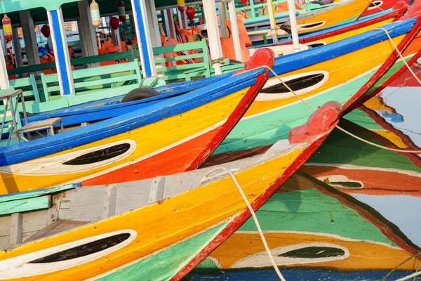 Vista inusual de coloridos barcos turísticos tradicionales vietnamitas —  Fotos de Stock