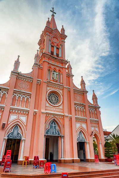 Fantastisk utsikt över vackra fasaden på Da Nang Cathedral, Vietnam — Stockfoto