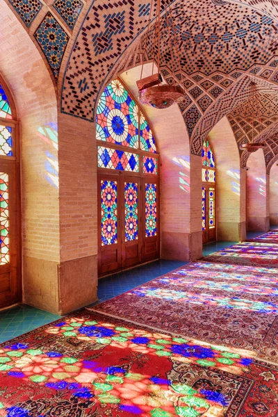 Vista all'interno della Moschea di Nasir al-Mulk, Shiraz, Iran — Foto Stock