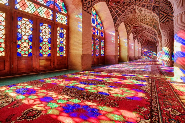 Magnifique vue à l'intérieur de la mosquée Nasir al-Mulk, Shiraz, Iran — Photo