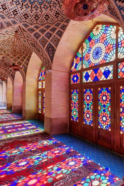 Bella vista all'interno della Moschea Nasir al-Mulk a Shiraz, Iran — Foto Stock