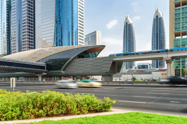 Train of the Dubai Metro arriving to Financial Centre Station — Stock Photo, Image