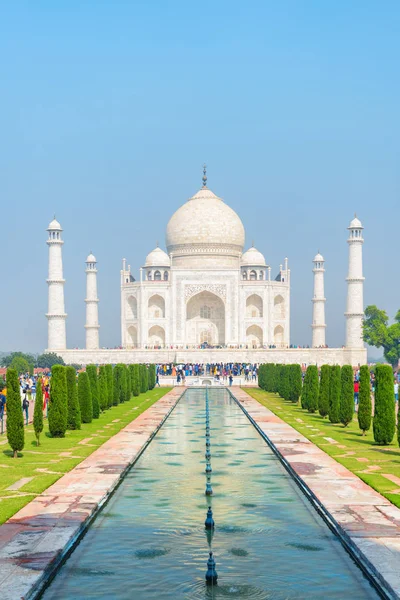 El Taj Mahal sobre fondo azul del cielo en Agra, India —  Fotos de Stock