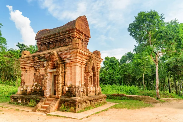Amazing view of red brick temple of My Son Sanctuary — Stock Photo, Image
