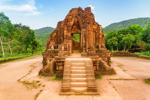 Wunderbarer Blick auf den Tempel meines Sohnes aus rotem Backstein — Stockfoto