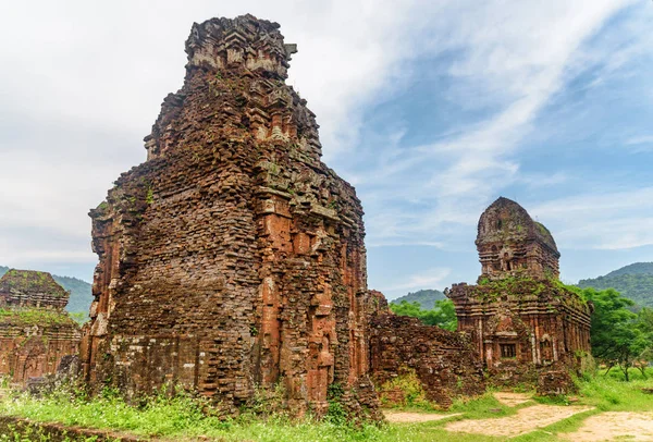 Fabelhafter Blick auf die Tempel meines Sohnes aus rotem Backstein — Stockfoto