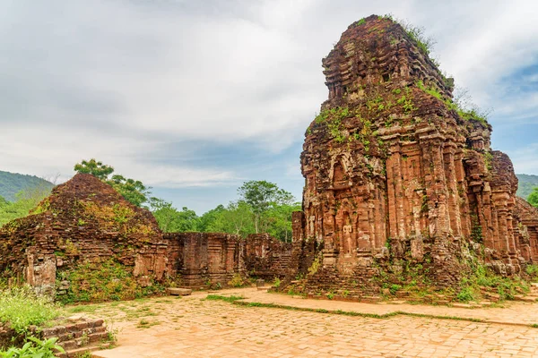 Scenic view of red brick temples of My Son Sanctuary — Stock Photo, Image