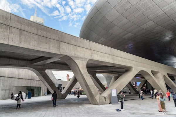 Vista inusual del Dongdaemun Design Plaza, Seúl, Corea del Sur — Foto de Stock