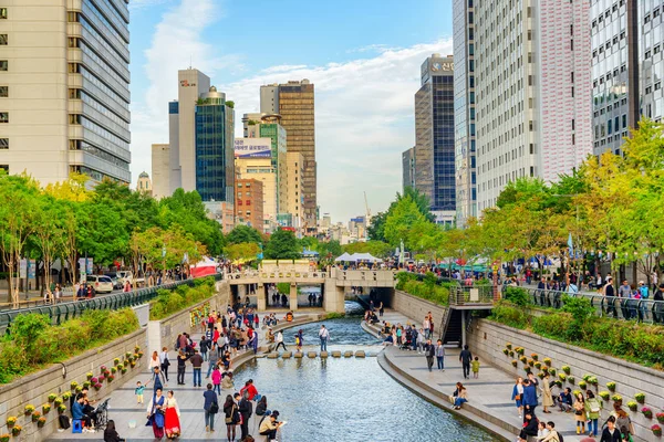 Amazing view of the Cheonggye Stream at downtown of Seoul — Stock Photo, Image