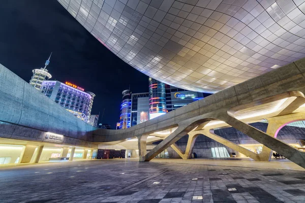 Beautiful night view of the Dongdaemun Design Plaza in Seoul — Stock Photo, Image