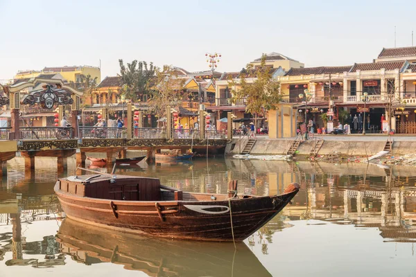 Tradycyjna Wietnamska drewniana łódź na rzece Thu Bon. Hoian — Zdjęcie stockowe
