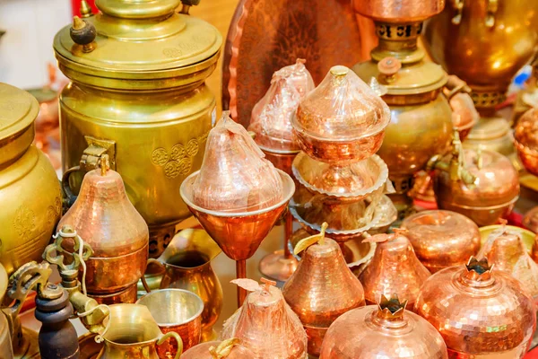 Wide range of traditional Iranian copper cookware, Kashan, Iran — Stock Photo, Image