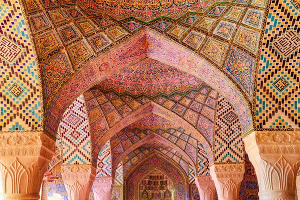 Favolosa vista sul soffitto della volta all'interno della Moschea di Nasir al-Mulk — Foto Stock