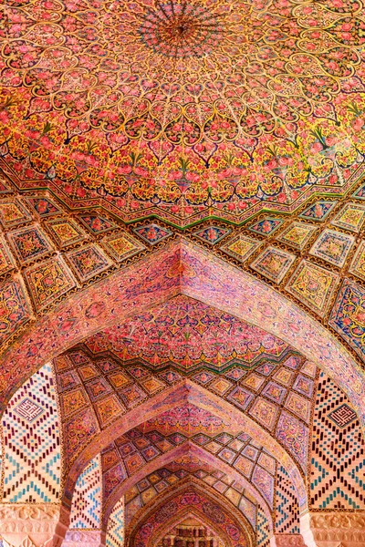 Vista incrível do teto do cofre dentro da mesquita de Nasir al-Mulk — Fotografia de Stock