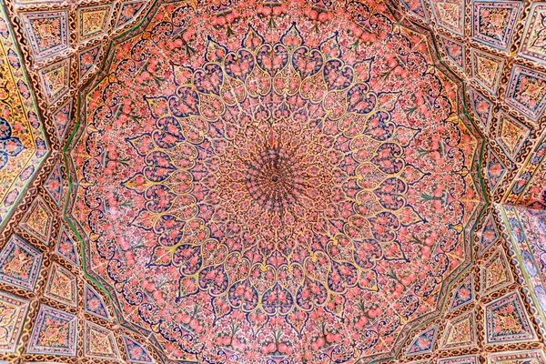 Vista impressionante do teto do cofre dentro da mesquita de Nasir al-Mulk — Fotografia de Stock