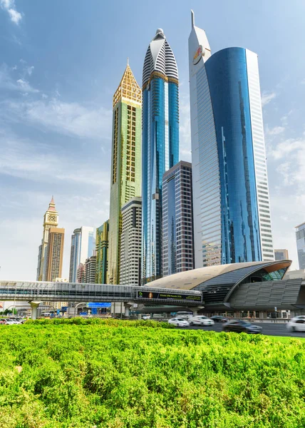 Geweldig uitzicht op wolkenkrabbers in het centrum van Dubai, VAE — Stockfoto