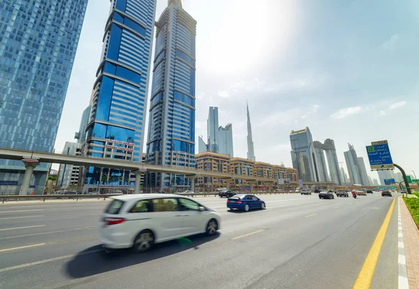 Geweldig uitzicht op Sheikh Zayed Road in het centrum van Dubai — Stockfoto