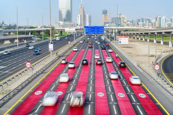 Sinais de limite de velocidade de 100 km / h e superfície de estrada vermelha, Dubai — Fotografia de Stock