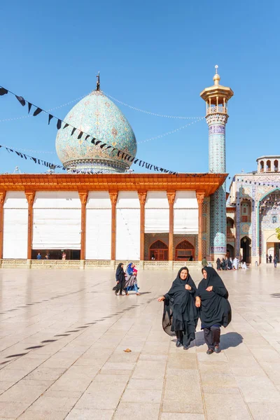 Іранські жінки перетинаючи двір Шаха-Червінська мечеть — стокове фото