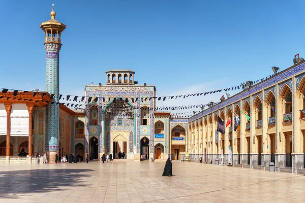 Avlu ve kapı, Şah Cheragh Camii Amazing görünümü — Stok fotoğraf