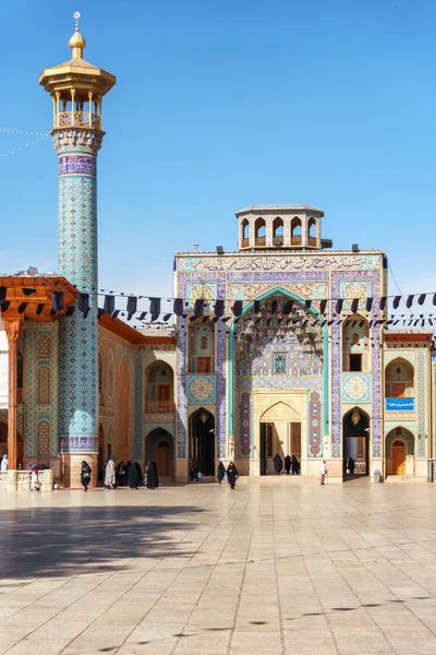 Félelmetes kilátás udvarra és a kapu, a Shah Cheragh mecset — Stock Fotó