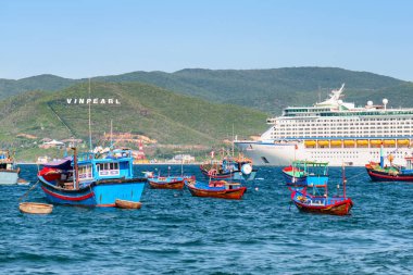 Yolcu gemisi ve geleneksel Vietnmese balıkçı tekneleri, Nha Trang