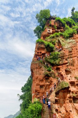 Kırmızı uçurumun ve merdivenlerden inen turistlerin manzara görünümü