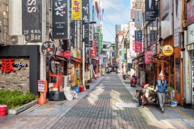 Busan'ın ıssız caddesindeki tabelaların sabah görünümü