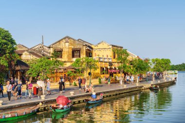 Thu Bon Nehri, Hoian dolgu boyunca yürüyen turistler