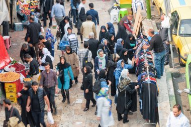 Tahran, İran'da kıyafet satın alan İranlı kadınların havadan görünümü