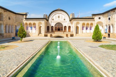 Tabatabaei Tarihi Evi'nin geleneksel avlusu görünümü