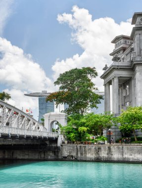 Singapur Nehri üzerinde eski sömürge binası ve doğal köprü