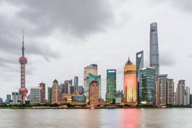 Şangay Pudong silueti (Lujiazui) güzel akşam görünümü