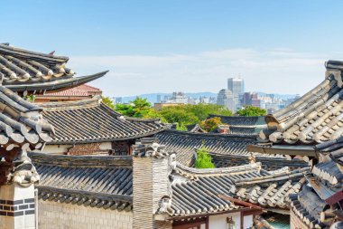 Geleneksel Kore evlerinin siyah kiremit çatıları manzara görünümü