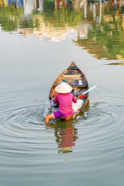 Vietnamlı kadının balık ağını kontrol etme manzarası. Hoian