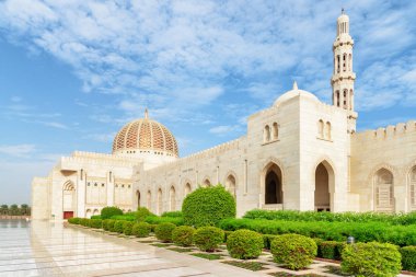 Avludan Sultan Qaboos Ulu Camii'nin muhteşem manzarası